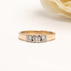 14 karaatin kullasta valmistettu sormus on harmoninen ja tasapainoinen kokonaisuus. Sormusta koristaa kolme briljanttihiottua timanttia.