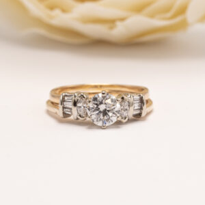 näyttävä kaksiosainen timanttisormus tarjoaa poikkeuksellista monikäyttöisyyttä ja vahvaa visuaalista ilmettä.