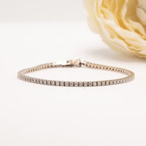 klassinen tennisrannekoru on valmistettu 18 karaatin valkokullasta ja se on toteutettu huolellisesti viimeisteltynä kokonaisuutena.