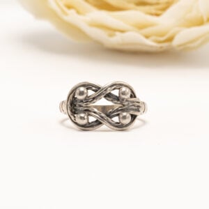 Teljänneito-korut on suunnitellut Germund Paaer, Kalevala Korun ensimmäinen pääsuunnittelija 1940-luvulla.