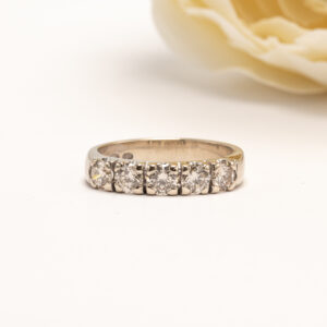 14 karaatin valkokullasta valmistettu sormus on klassinen ja tasapainoinen viisikivinen malli. Sormusta koristaa viisi briljanttihiottua timanttia.