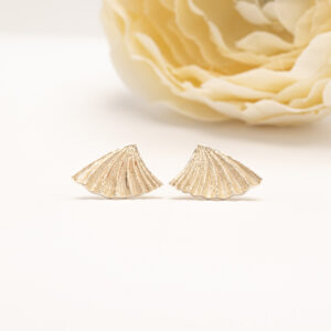 Plisé-korusarja ilmentää hienovaraisella tavalla Marja Sunan uraa taiteilijana ja vaatesuunnittelijana.