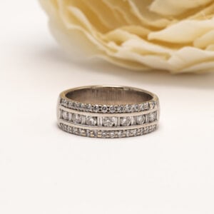 Sormuksessa on yhteensä 43 timanttia: 35 briljanttihiontaista sekä 8 suorakaiteen muotoon hiottua timanttia. Kivien yhteispaino on 1,00 ct