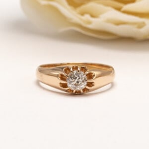 Vintage sormus on valmistettu 18 karaatin keltakullasta ja kantaa mukanaan yli vuosisadan historiaa. Sormuksen keskiössä on old cut -timantti.