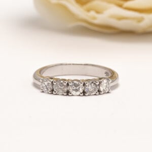 Sormuksessa on viisi briljanttihiottua timanttia, joiden yhteispaino on 1,15 ct. Timanttien laatu on Wesselton–Top Crystal / si-p.