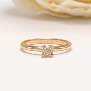 Vintage tyylinen sormus on valmistettu 18 karaatin keltakullasta ja siinä on ainutlaatuinen preloved-timantti 1800-luvun lopulta.