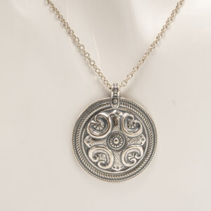 Räisälän riipus on Kalevala Korun näyttävä muinaiskoru, jonka esikuva perustuu Karjalasta, Räisälän alueelta tehtyihin rautakautisiin korulöytöihin.