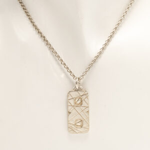 K8SI on Kalevala Korun näyttävä ja moderni riipus, joka on suunniteltu yhteistyössä jääkiekkolegenda Teemu Selänteen kanssa.