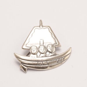 Miehet veneessä -rintakoru on tunnetun suomalaisen lasitaiteilijan ja muotoilijan Nanny Still McKinneyn (1926–2009) suunnittelema koru.