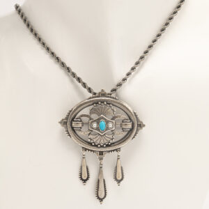 Muisto on Kalevala Korun arvokas ja tarinallinen koru, joka suunniteltiin Suomen itsenäisyyden 80-vuotisjuhlavuoden kunniaksi.