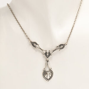 Helinä on Kalevala Korun herkkä ja elävä koru, jonka on suunnitellut kultaseppä Tony Granholm, ja se esiteltiin uutuutena keväällä 2006.