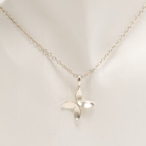 Ystävän risti on Kalevala Korun herkkä ja merkityksellinen ristiriipus, joka kantaa mukanaan muistoa elämän tärkeistä hetkistä.