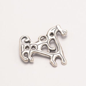 Hevonen on ollut muinaisille suomalaisille valon, voiman ja menestyksen symboli, ja hevosaiheisia koruja on löydetty eri puolilta Suomea.