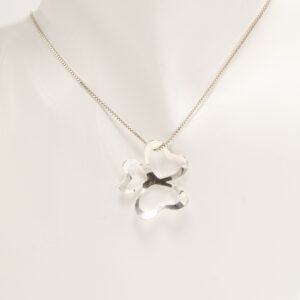 Sydänystävä on Kalevala Korun herkkä ja merkityksellinen riipus, jonka on suunnitellut kultaseppä Tiina Lahtinen.