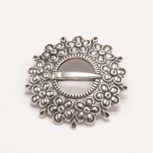 Loviisan solki on perinteinen ja näyttävä korumalli Kalevala Korulta, ja se kuuluu suomalaisen korumuotoilun tunnistettaviin klassikoihin.