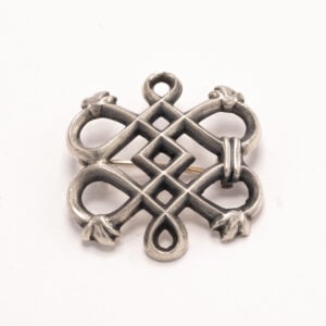 Solki 994 -rintakoru pohjautuu Liedosta löydettyyn viikinkiaikaiseen esikuvaan. Korun selkeä ja ajaton muotokieli heijastaa aikakautensa vahvaa estetiikkaa.