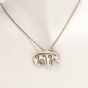 Kalevankarhu on Kalevala Korun voimakas ja symbolinen koru, joka kuuluu hopeaseppä Kaisaleena Mäkelänsuunnittelemaan Alkuaika-sarjaan.