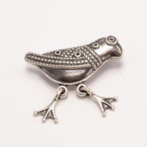 Hattulan lintu -rintakoru pohjautuu Luurilasta löydettyyn pieneen hopeiseen lintuesineeseen. Korun on suunnitellut taiteilija Germund Paaer 1940-luvulla.