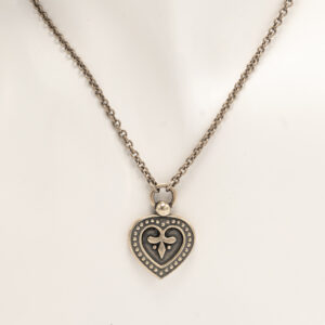 Pustan sydän on Kalevala Korun herkkä ja ajaton riipus, joka kuuluu 1990-luvun puolivälissä julkaistuun Pusta-sarjaan.