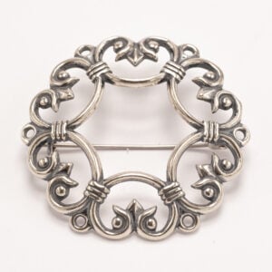 Suotniemen solki -rintakoru pohjautuu Käkisalmen Suotniemestä löydettyyn kullattuun hopeasolkeen, jonka alkuperä ulottuu 1200-luvulle.