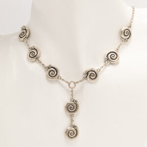 Kalevala Koru on suomalaisen käsityön ja kulttuuriperinnön ikoni, joka on kertonut tarinoita rohkeudesta ja kauneudesta jo vuodesta 1937.