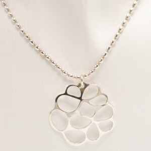 Mimosan hetki on Kalevala Korun herkkä ja runollinen korusarja, jonka muotokieli ammentaa inspiraationsa luonnosta ja kevään ensimmäisistä kukista.