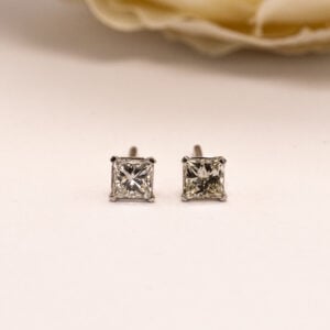 valkokultaiset princess-timanttikorvakorut 0,70 ct. Kierrätetty kulta, preloved timantit ja ajaton muotoilu Helsingissä valmistettuna.