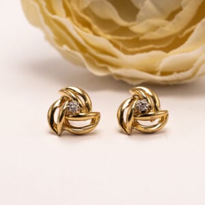 keltakultaiset timanttikorvakorut. Punosmainen muoto ja keskelle istutetut timantit luovat ajattoman ja näyttävän kokonaisuuden.