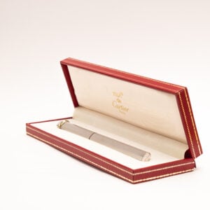 Cartier valmistaa myös luksusluokan kirjoitusvälineitä, joiden muotoilu noudattaa samaa filosofiaa kuin brändin koruissa ja kelloissa: jalometallien käyttö, tunnistettavat design-elementit sekä erittäin viimeistelty käsityö. Cartier-kynät sijoittuvat kansainvälisesti samaan premium-luokkaan kuin esimerkiksi Montblanc, S.T. Dupont ja Graf von Faber-Castell. Cartier alkoi kehittää kirjoitusvälineitä laajemmin 1970-luvulla, kun monet luksusbrändit laajensivat mallistojaan asusteisiin. Kynistä tuli nopeasti osa Cartierin kuuluisaa Les Must de Cartier -mallistoa, joka toi brändin klassisen ja elegantin tyylin laajemman yleisön ulottuville.