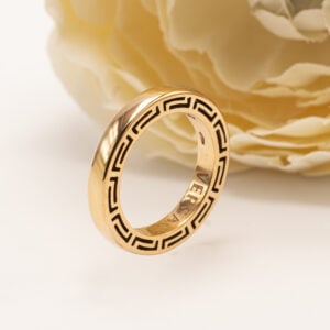 Versace Greca -sormus 18 karaatin keltakullasta. Näyttävä ja tunnistettava muotoilu perustuu Versacen ikoniseen Greca-kuvioon