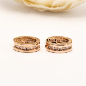 Bvlgari B.zero1 -timanttikorvakorut 18 karaatin kullasta. Malli kuuluu Bvlgarin tunnettuun B.zero1 -korusarjaan.