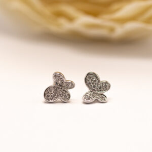 valkokultaiset timanttikorvakorut briljanttihionnalla. Orgaaninen muoto ja yhtenäinen kivipinta luovat säihkyvän ilmeen.