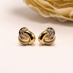 kultaiset timanttikorvakorut, 4 briljanttia. Pehmeä, limittyvä muoto ja hienovarainen timanttisäihke luovat ajattoman kokonaisuuden.