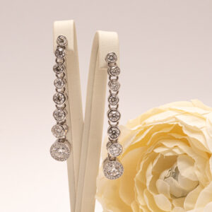 Preloved-timanttikoru on paitsi kaunis, myös vastuullinen valinta. Korvakoruissa on yhteensä 16 briljanttihiottua timanttia, joiden yhteispaino on 5,56 ct.