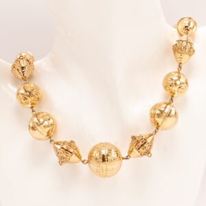 Halikon kääty on yksi Kalevala Korun tunnetuimmista ja arvostetuimmista koruista. Lähes tuhat vuotta vanhaan esikuvaan pohjautuva.