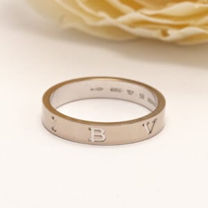 Bvlgari 1884 perustettu italialainen luksusbrändi, on tunnettu ainutlaatuisesta tyylistään, joka yhdistää perinteisen käsityötaidon moderniin innovaatioon.