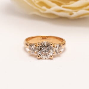 Sormuksen keskiössä säihkyy briljanttihiottu preloved-timantti, painoltaan 2,20 ct ja laadultaan Faint Yellow (K-M) /si. Keskikiveä kehystävät sivutimantit.