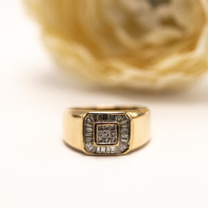 Sormuksessa on timantteja yhteensä 1,00 ct, ja niiden laatu on Top Wesselton / VS2. Eri hiontojen yhdistelmä tuo koruun voimakkaan valonleikin