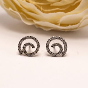 valkokultaiset timanttikorvakorut. Spiraalimainen muoto ja säihkyvä kivipinta luovat näyttävän ja ajattoman kokonaisuuden.