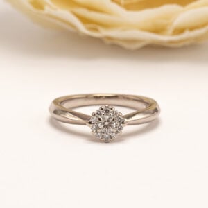 Olli Johan Lindroos Kide -timanttisormus. Tämä sormus on todellinen suomalaisen korumuotoilun taidonnäyte ja kuuluu OJL Originals -kokoelmaan.