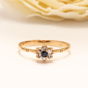 Herkkä 14 karaatin keltakultainen sormus, jossa klassinen kukkamainen istutus muodostaa ajattoman ja viehättävän kokonaisuuden.