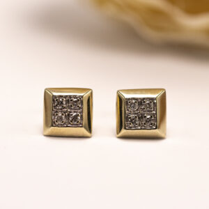 kultaiset timanttikorvakorut, 8 briljanttia. Neliömäinen muoto ja selkeä kiviasettelu luovat ajattoman ja ryhdikkään kokonaisuuden.