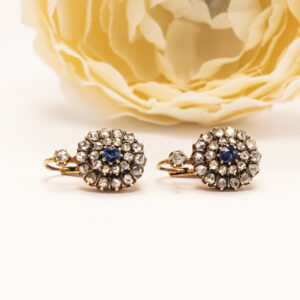 Upeat 14 karaatin keltakultaiset korvakorut, joissa ajaton kukkamainen muotoilu yhdistyy historialliseen eleganssiin.