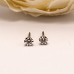 kultaiset timanttikorvakorut 0,20 ct (W/p). Klassinen kruunuistutus korostaa timanttien säihkettä ja ajattoman selkeää muotoilua.