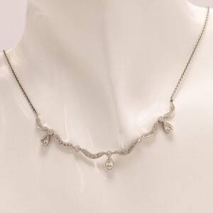 950 platinasta valmistettu timanttikääty, jossa yhdistyvät herkkälinjainen muotoilu ja korkealaatuiset timantit.