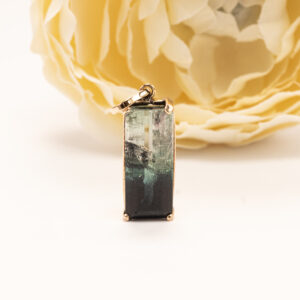 Turmaliini on ollut pitkään mystinen ja arvostettu eri kulttuureissa, ja siihen liitetään suojaavia, puhdistavia ja tasapainottavia ominaisuuksia.