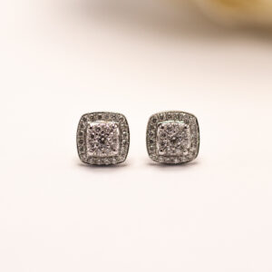 valkokultaiset timanttikorvakorut, yht. 0,30 ct (W/si). Neliömäinen muoto ja säihkyvä kivikehä luovat ajattoman ja huolitellun kokonaisuuden.