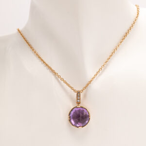 Bvlgari Parentesi muotoilu perustuu Bvlgarin ikoniseen Parentesi-muotoon, joka on saanut inspiraationsa Rooman arkkitehtuurista.