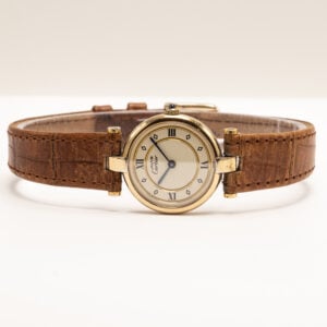 Kello edustaa pyöreäkuorista Must de Cartier -sarjaa, joka erosi muodoltaan merkille tyypillisistä suorakulmaisista Tank-kelloista.