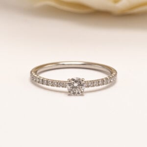 Cartier Étincelle -timanttisormus 18 karaatin valkokullasta. Hienostunut ja herkkä muotoilu on ominaista Cartierin Étincelle-mallistolle.